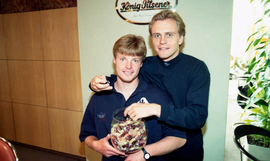 Stefan Schwarz och Jonas Thern äter godis