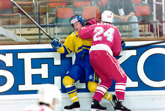 Dave Manson, Canada trycker upp en svensk i sargen