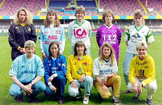 Bakre fr.v. Lena Martinsson, AIK, Åsa Jakobsson,