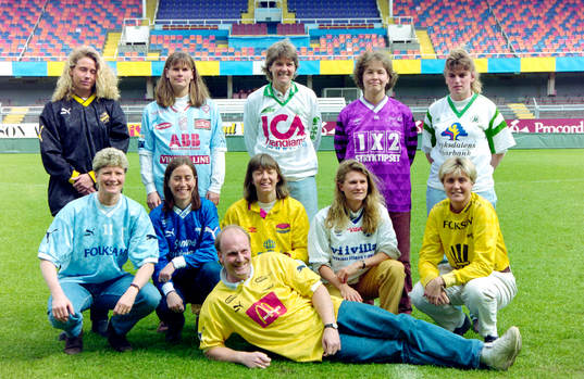 Bakre fr.v. Lena Martinsson, AIK, Åsa Jakobsson,