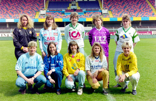 Bakre fr.v. Lena Martinsson, AIK, Åsa Jakobsson,