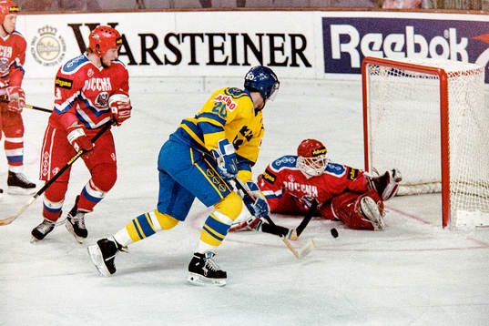 Jan Larsson, Sverige framför Trefilov, målvakt i Ryssland