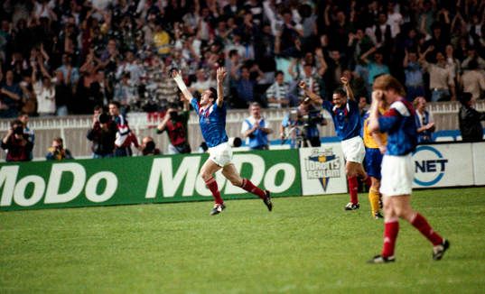 Eric Cantona och Frankrike jublar