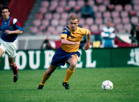 Jonas Thern ensam med bollen