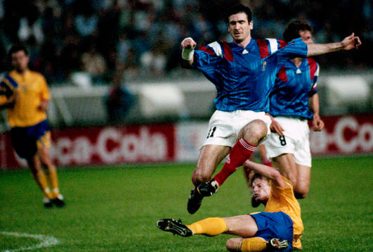 Stefan Schwarz stoppar Eric Cantona