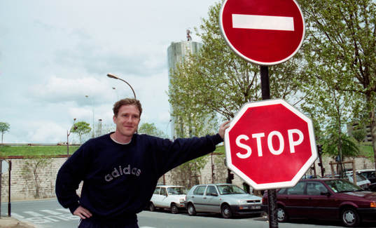 Jan Eriksson vid stoppskylt