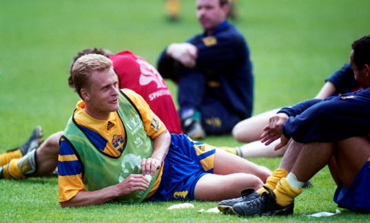 Jonas Thern kopplar av i gräset
