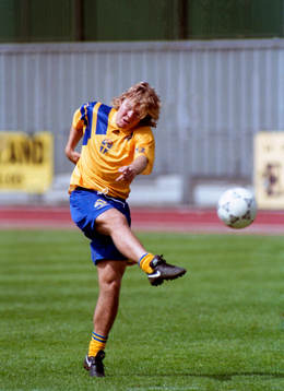 Tomas Brolin skjuter
