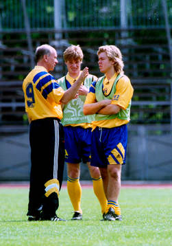 Tommy Svensson, förbundskapten instruerar Stefan Schwarz