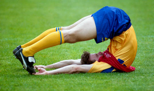 Patrik Andersson stretchar