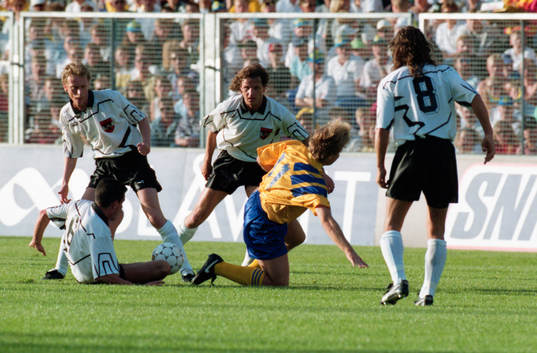 Tomas Brolin omgiven av fyra österrikare