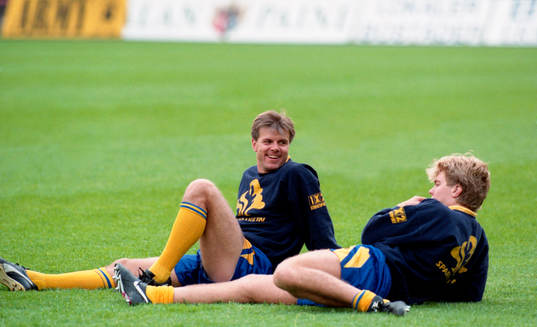 Roland Nilsson och Tomas Brolin kopplar av i gräset