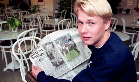 Pär Zetterberg läser tidningen