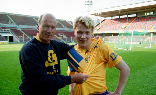 Tommy Svensson, förbundskapten hälsar Pär Zetterberg