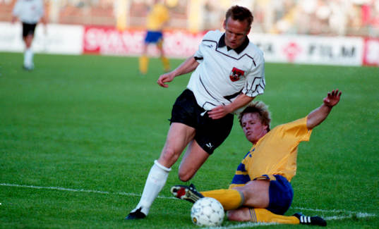 Stefan Schwarz glidtacklar
