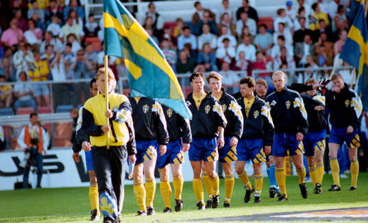 Det svenska laget på väg in på arenan