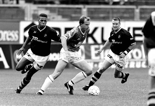 Pascal Simpson, AIK i ryggen på halmstads Henrik Bertilsson