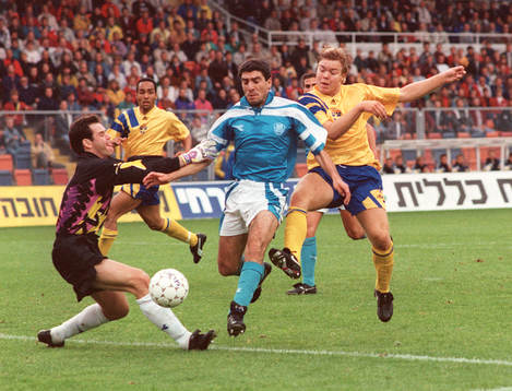 Boni Ginzburg, målvakt, Israel och Tomas Brolin, Sverige