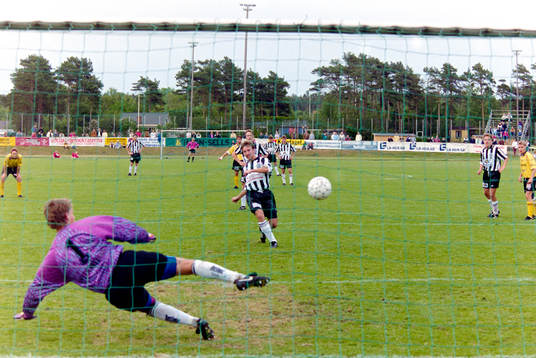 Bläddra bland fler bilder av Fotboll, Div 1 Södra, Mjällby - Landskrona, 1-3