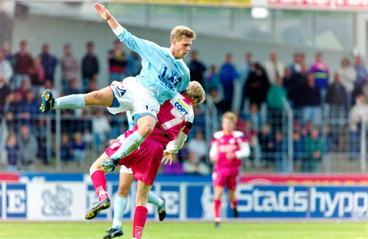 Niclas Nylén, Malmö i en luftduell med Patrik Andersson,