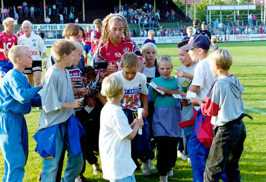 Henrik Larsson, Helsingborg skriver autografer