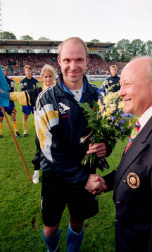 Thomas Ravelli får blommor av Lars-Åke Lagrell