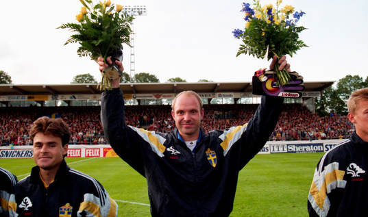 Thomas Ravelli med blommor