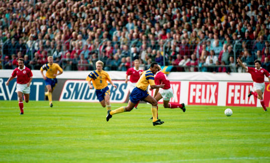 Martin Dahlin på språng