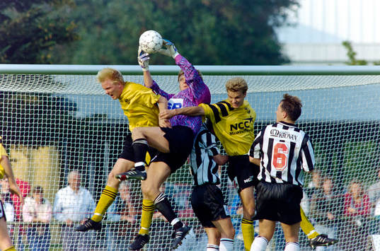 Mats Svensson, målvakt i Landskrona utmanas av