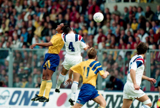 Martin Dahlin i nickduell med Alain Roche, Franrike