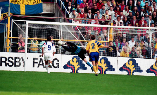 Thomas Ravelli räddar bollen