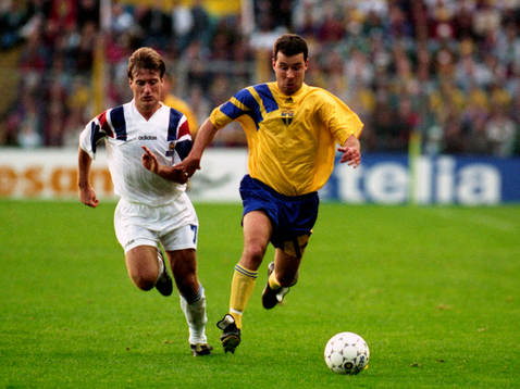 Stefan Rehn springer ifrån Didier Deschamps, Frankrike