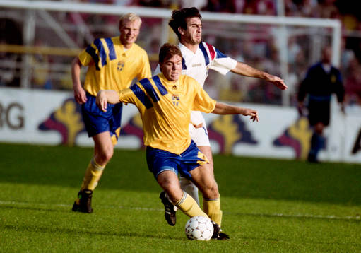 Tomas Brolin med bollen framför Eric Cantona