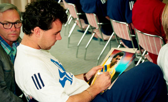 Stefan Rehn signerar foto