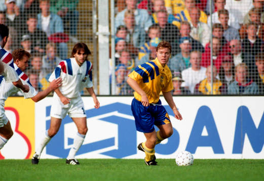 Tomas Brolin med bollen