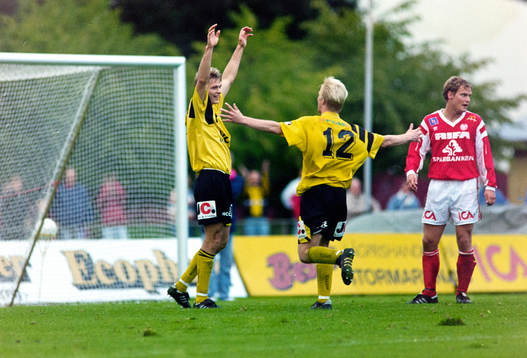 Percy Olsson gratulerar Per Nilsson, Hässleholm