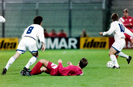 Tomas Brolin med bollen