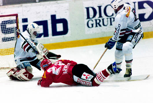 Brynäs Branislav Janos på magen framför rögles målvakt