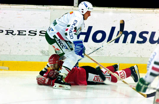 Kari Suoraniemi, Rögle kör över en röglespelare