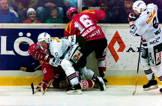 Kamp vid sugen. Fr. v Anders Carlsson, Brynäs, Kenny