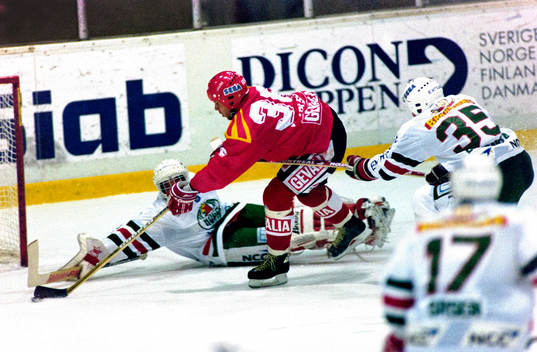 Anders Carlsson, Brynäs fri med rögles målvakt Kenneth