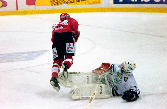 Rögles målvakt Kenneth Johansson bjuder brynäs Ove Molin