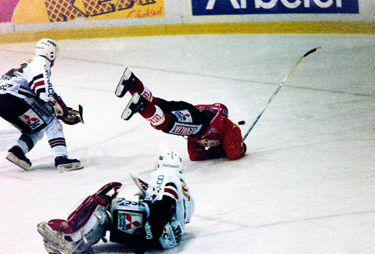 Rögles målvakt Kenneth Johansson bjuder brynäs Ove Molin
