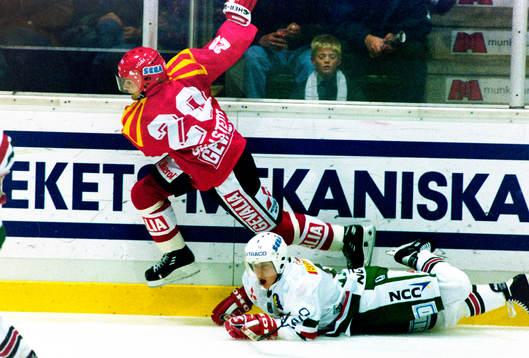 Brynäs Niklas Gällstedt flyger över rögles Michael