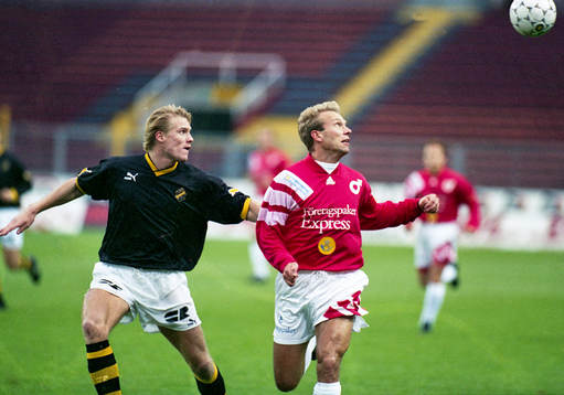 Johan Mjällby, AIK i kamp om bollen