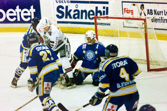 Peter Lundmark, Rögle framför Johan Hedberg, målvakt i