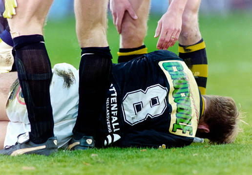 Kim Bergstrand, AIK ligger skadad på planen
