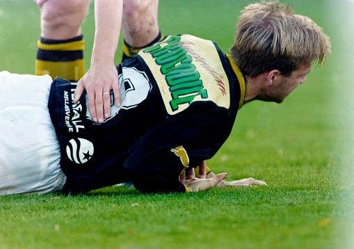 Kim Bergstrand, AIK ligger skadad på planen