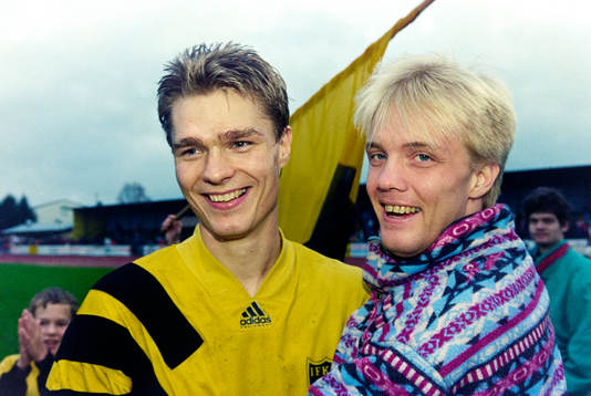 Hässleholms målskytt Per Nilsson gratuleras av Percy