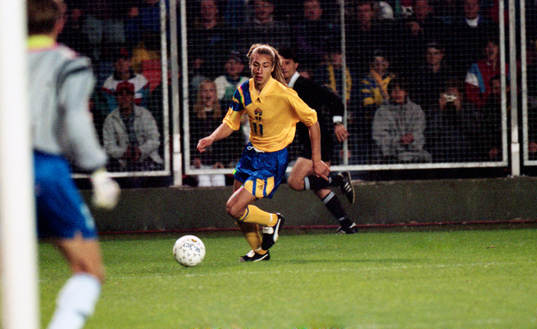 Henrik Larsson med bollen